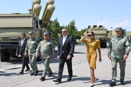 Prezident İlham Əliyev Əlahiddə Ümumqoşun Orduda yeni yaradılan komando hərbi hissələrinə Döyüş bayraqlarının verilməsi mərasimində iştirak edib - FOTO  - VİDEO 