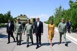 Prezident İlham Əliyev Əlahiddə Ümumqoşun Orduda yeni yaradılan komando hərbi hissələrinə Döyüş bayraqlarının verilməsi mərasimində iştirak edib - FOTO  - VİDEO 