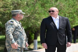Prezident İlham Əliyev Əlahiddə Ümumqoşun Orduda yeni yaradılan komando hərbi hissələrinə Döyüş bayraqlarının verilməsi mərasimində iştirak edib - FOTO  - VİDEO 
