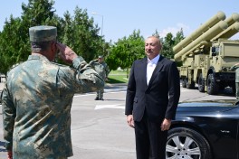 Prezident İlham Əliyev Əlahiddə Ümumqoşun Orduda yeni yaradılan komando hərbi hissələrinə Döyüş bayraqlarının verilməsi mərasimində iştirak edib - FOTO  - VİDEO 