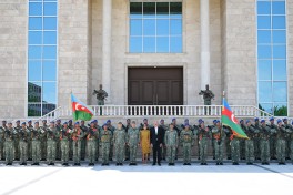 Prezident İlham Əliyev Əlahiddə Ümumqoşun Orduda yeni yaradılan komando hərbi hissələrinə Döyüş bayraqlarının verilməsi mərasimində iştirak edib - FOTO  - VİDEO 