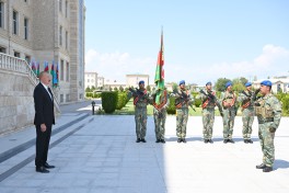 Prezident İlham Əliyev Əlahiddə Ümumqoşun Orduda yeni yaradılan komando hərbi hissələrinə Döyüş bayraqlarının verilməsi mərasimində iştirak edib - FOTO  - VİDEO 
