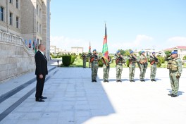 Prezident İlham Əliyev Əlahiddə Ümumqoşun Orduda yeni yaradılan komando hərbi hissələrinə Döyüş bayraqlarının verilməsi mərasimində iştirak edib - FOTO  - VİDEO 