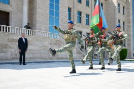 Prezident İlham Əliyev Əlahiddə Ümumqoşun Orduda yeni yaradılan komando hərbi hissələrinə Döyüş bayraqlarının verilməsi mərasimində iştirak edib - FOTO  - VİDEO 