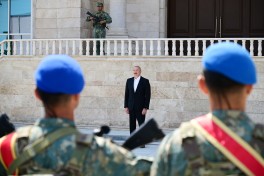 Prezident İlham Əliyev Əlahiddə Ümumqoşun Orduda yeni yaradılan komando hərbi hissələrinə Döyüş bayraqlarının verilməsi mərasimində iştirak edib - FOTO  - VİDEO 