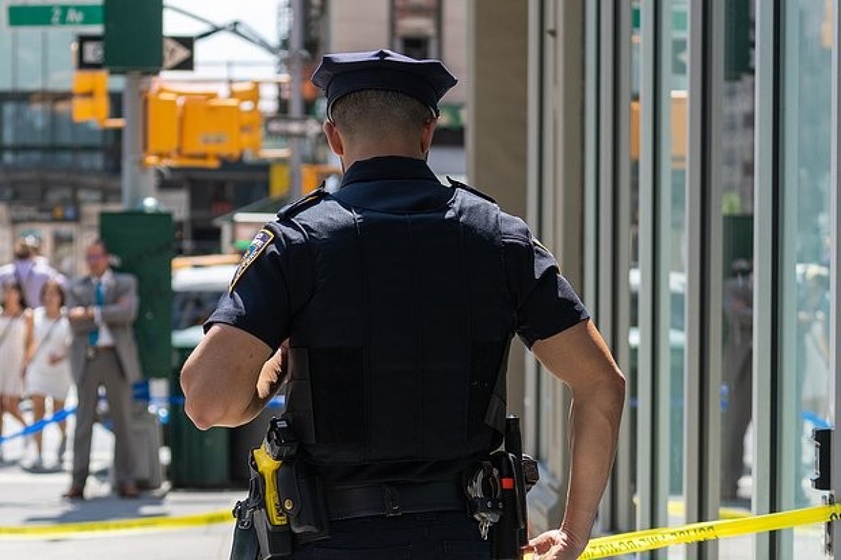 Kaliforniyada kişi polis əməkdaşlarına atəş açıb