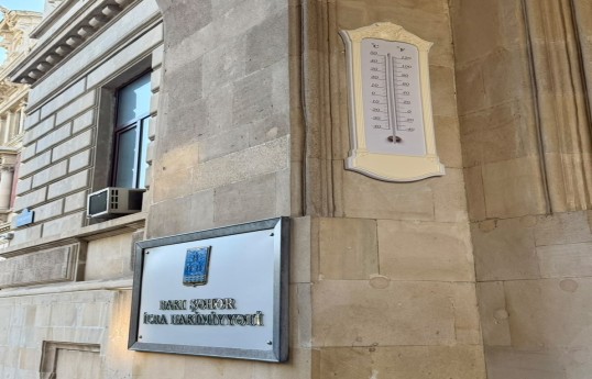 Bakı Şəhər İcra Hakimiyyətinin qarşısında civəli termometr bərpa edilib - FOTO 