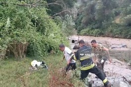 Tovuzda çayda köməksiz vəziyyətdə qalan iki nəfər xilas edilib
