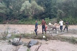 Tovuzda çayda köməksiz vəziyyətdə qalan iki nəfər xilas edilib