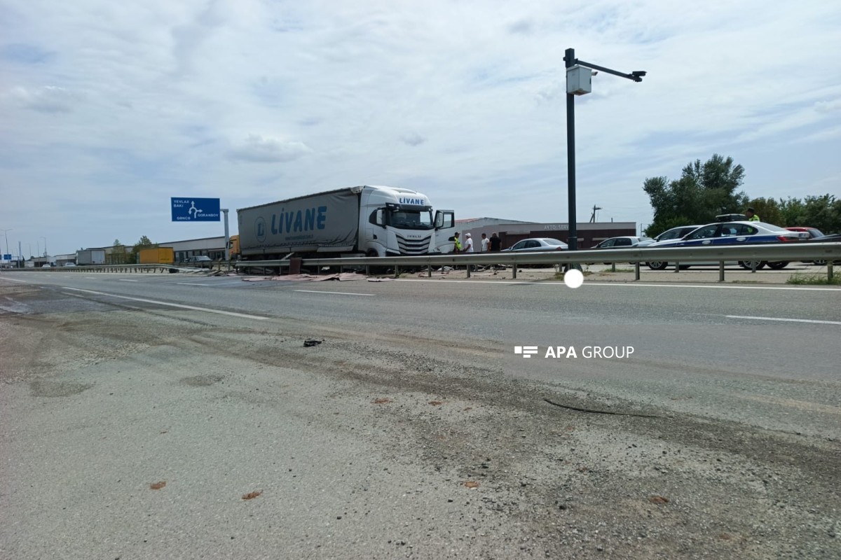 Goranboyda yük avtomobili qəza törədib, 1 tona yaxın yanacaq yola tökülüb - FOTOLENT