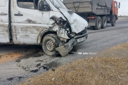 Ucarda yük maşını aşıb, avtomobildə olan pomidor-xiyar yola dağılıb - FOTO 