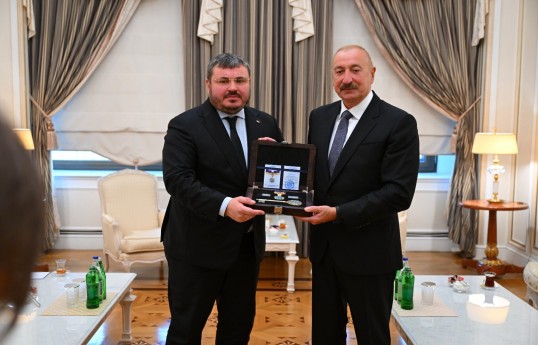 Ukraynanın Azərbaycandakı səfiri Yuri Husyev və Prezident İlham Əliyev