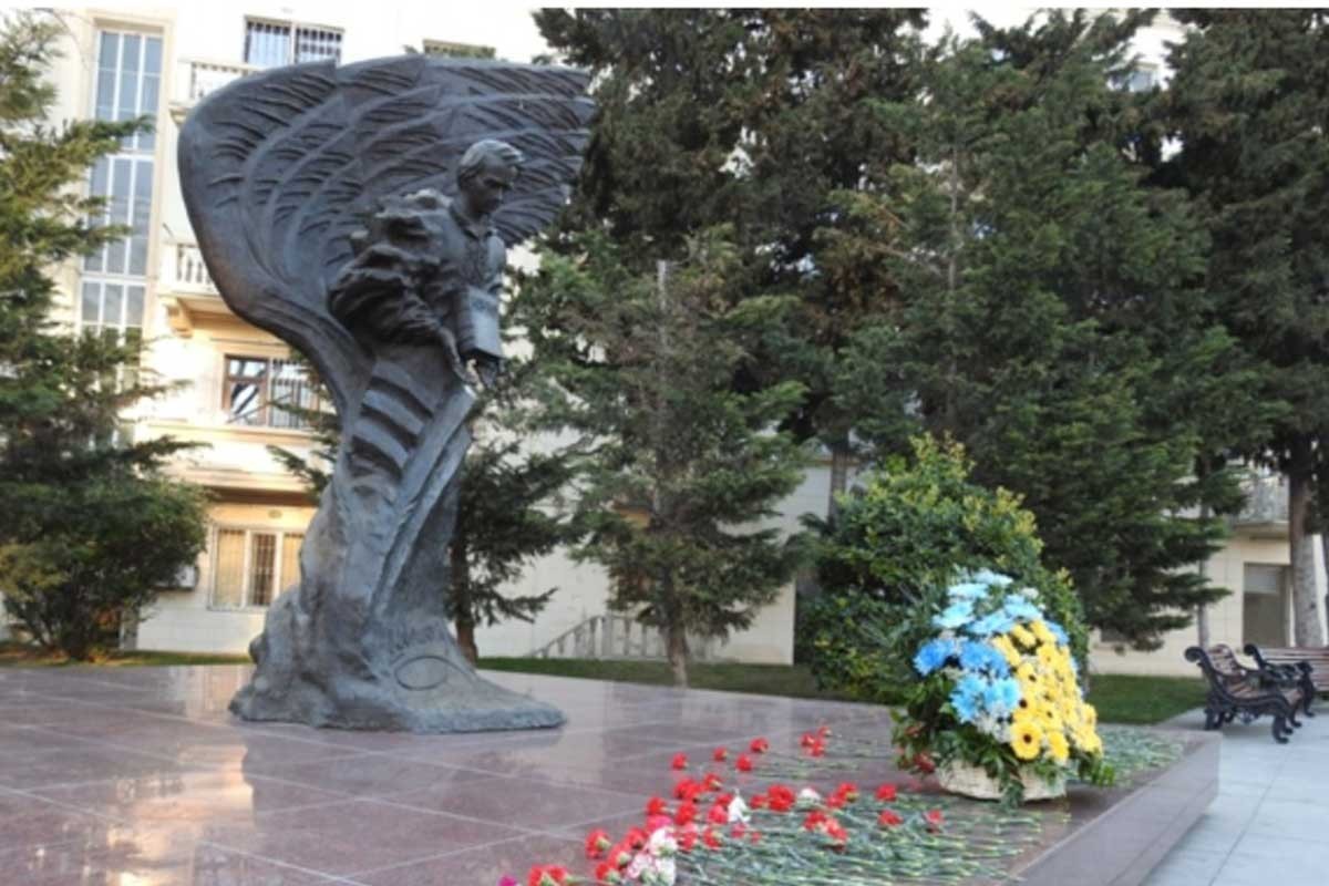 Bakıda Taras Şevçenkonun abidəsinin yerləşdiyi meydana ukraynalı şairin adı verilib