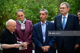 Müslüm Maqomayevin məzarı ziyarət edilib - FOTO 