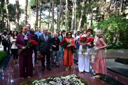 Müslüm Maqomayevin məzarı ziyarət edilib - FOTO 