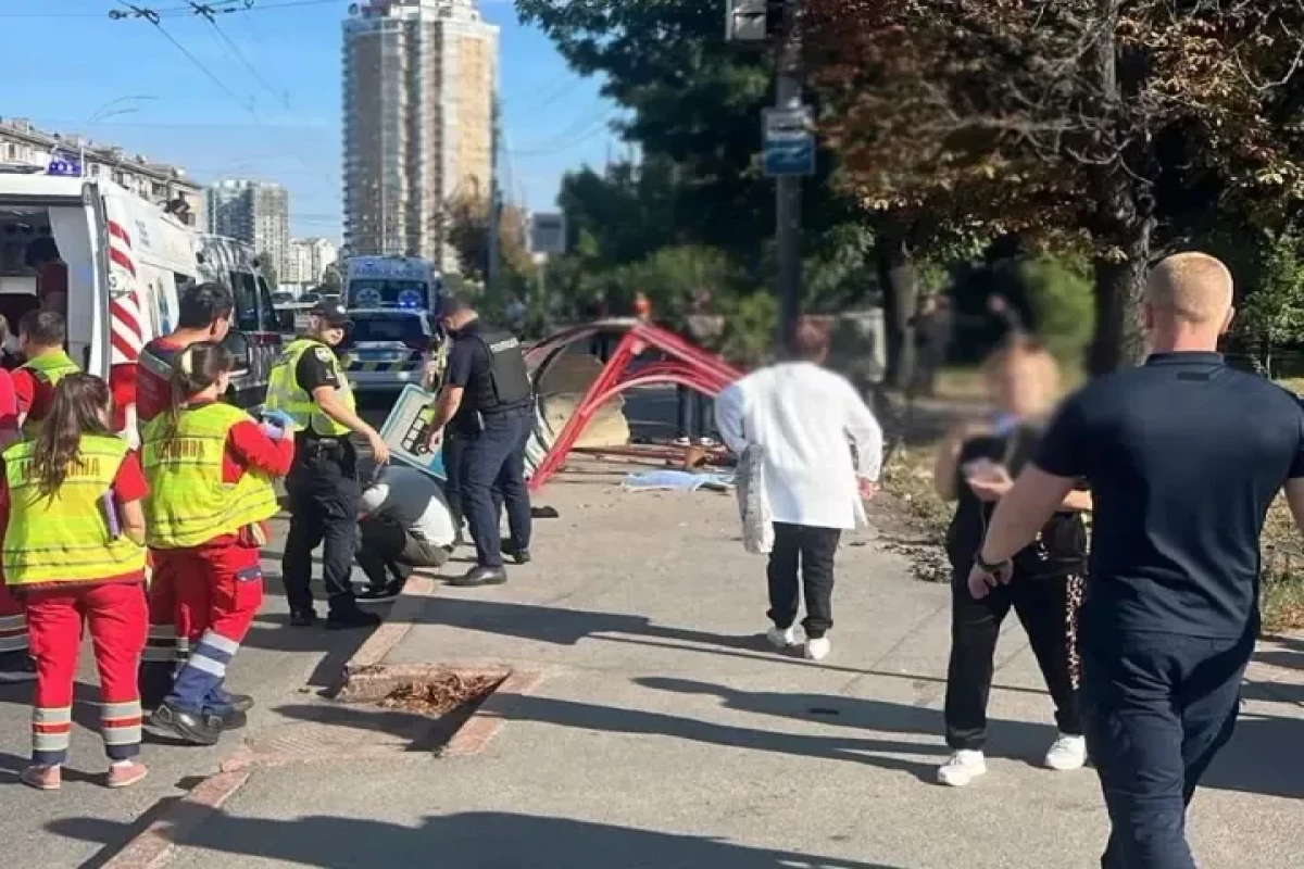 Kiyevdə avtomobil dayanacağa çırpılıb, ölən və yaralananlar var
