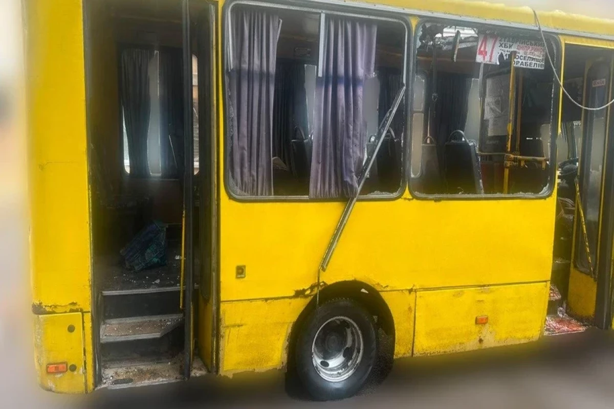 Rusiya Xersonda avtobusu dronla vurub: 4 nəfər ölüb, 5 yaralı var - <span class="red_color">FOTO