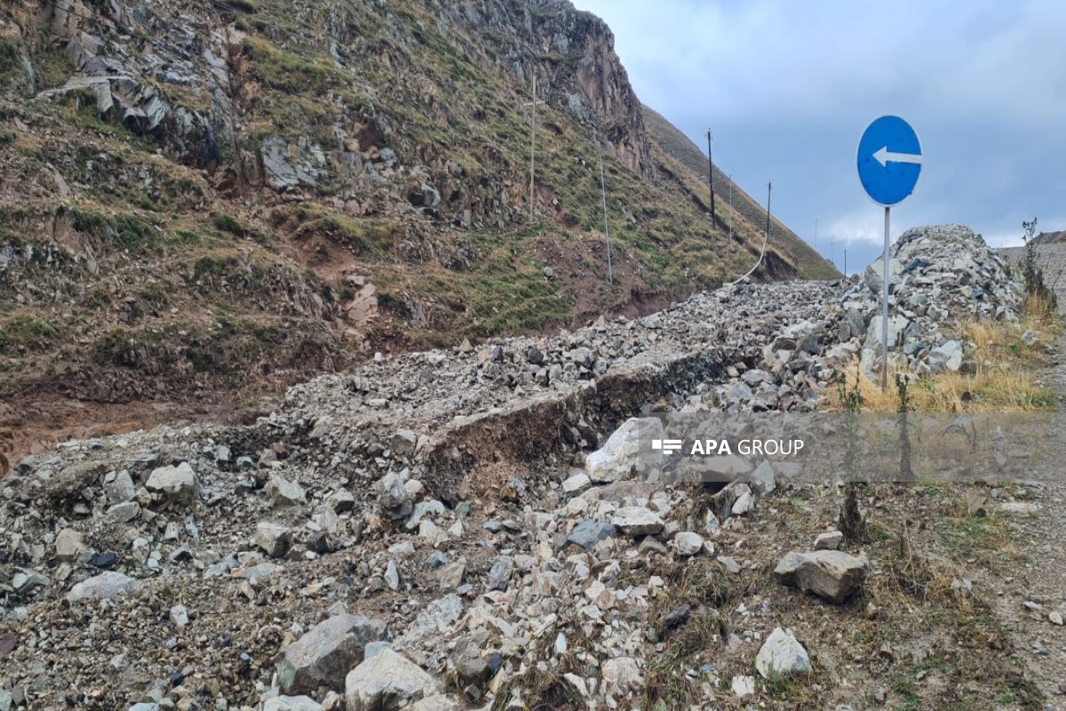 Daşkəsəndə iri qaya parçaları yolu bağlayıb