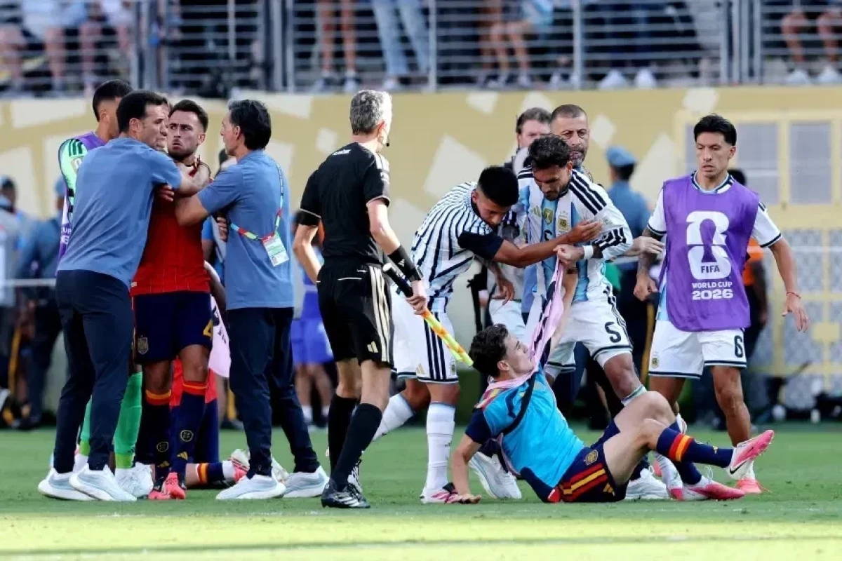 FIFA argentinalı Paredesi ispaniyalı futbolçularla insidentə görə 10 oyunluq diskvalifikasiya edib