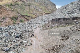 Daşkəsəndə iri qaya parçaları yolu bağlayıb