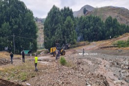 Daşkəsəndə iri qaya parçaları yolu bağlayıb