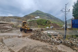 Daşkəsəndə iri qaya parçaları yolu bağlayıb