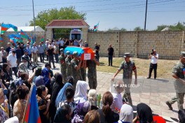 Birinci Qarabağ müharibəsinin itkin-şəhidi Vaqif Məhərrəmovun qalıqları Neftçalada dəfn olunub - FOTO 