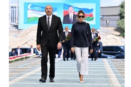 Azərbaycan Prezidenti və birinci xanım Daşkənddə Ümummilli Liderin barelyefi önünə gül dəstələri qoyublar - VİDEO 