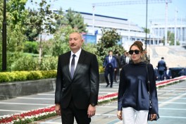 Azərbaycan Prezidenti və birinci xanım Daşkənddə Ümummilli Liderin barelyefi önünə gül dəstələri qoyublar - VİDEO 