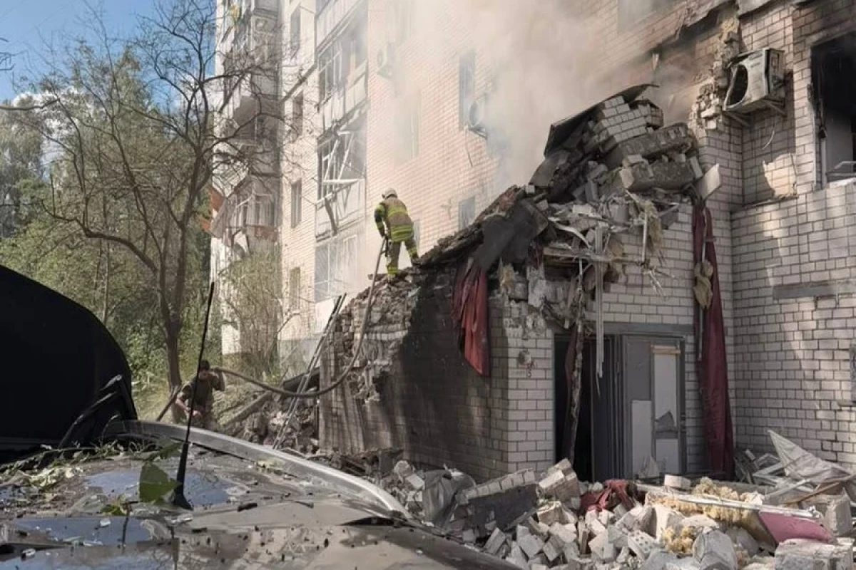 Rusiya ordusu Çerniqovda binaya dron zərbəsi endirib, 14 nəfər yaralanıb