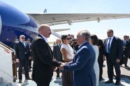 Özbəkistan Prezidenti və xanımı Prezident İlham Əliyevi və Mehriban Əliyevanı Buxarada qarşılayıblar - VİDEO 