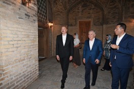 Azərbaycan ilə Özbəkistanın prezidentləri və birinci xanımları Buxarada “Poyi-Kalon” kompleksi ilə tanış olub - VİDEO  - FOTOLENT 