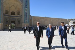 Azərbaycan ilə Özbəkistanın prezidentləri və birinci xanımları Buxarada “Poyi-Kalon” kompleksi ilə tanış olub - VİDEO  - FOTOLENT 