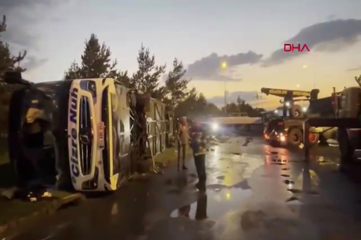 Türkiyədə avtobusla yanacaq tankeri toqquşub, 35 nəfər yaralanıb