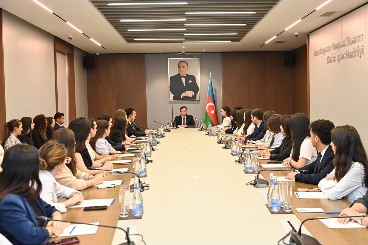 Yalçın Rəfiyev  IV “Maarifçi” tələbə-məzun proqramının iştirakçıları ilə görüşüb