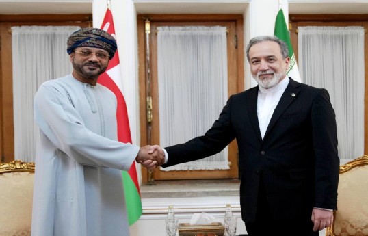 Oman Sultanlığının xarici işlər naziri Bədr Əl-Busəidi, İran xarici işlər naziri Abbas Əraqçi