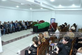 Prezident İlham Əliyev və Mehriban Əliyeva Xalq artisti Tofiq Bakıxanovun vida mərasiminə əklil göndərib - YENİLƏNİB - FOTO