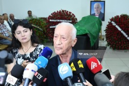 Xalq artisti Tofiq Bakıxanovla vida mərasimi keçirilib, Prezident İlham Əliyev və Mehriban Əliyeva əklil göndərib - YENİLƏNİB-1  - FOTO 