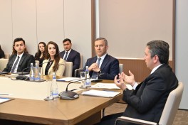 Yalçın Rəfiyev  IV “Maarifçi” tələbə-məzun proqramının iştirakçıları ilə görüşüb