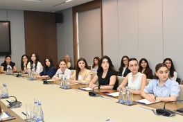 Yalçın Rəfiyev  IV “Maarifçi” tələbə-məzun proqramının iştirakçıları ilə görüşüb