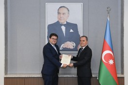 Avstriya səfiri etimadnaməsinin surətini Ceyhun Bayramova təqdim edib