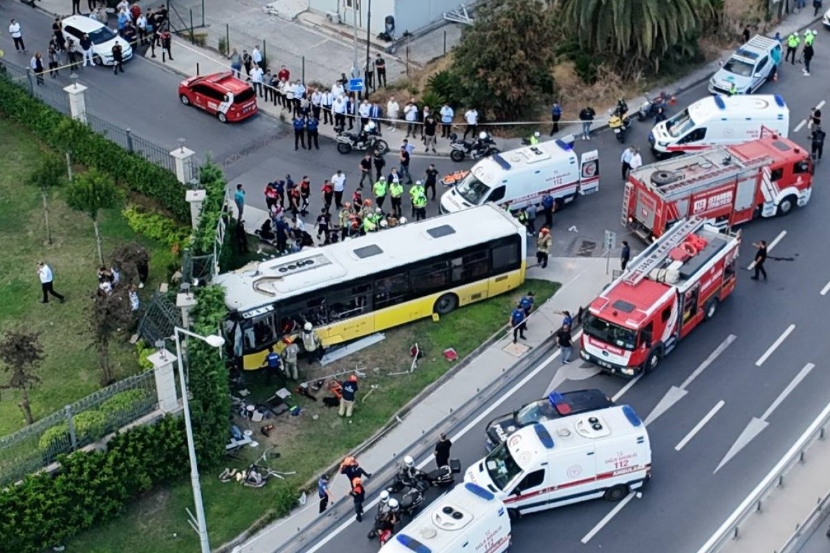 İstanbulda avtobus divara çırpılıb: 1 ölü,  17 yaralı var - YENİLƏNİB 