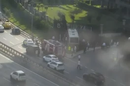 İstanbulda avtobus divara çırpılıb: 1 ölü,  17 yaralı var - YENİLƏNİB 