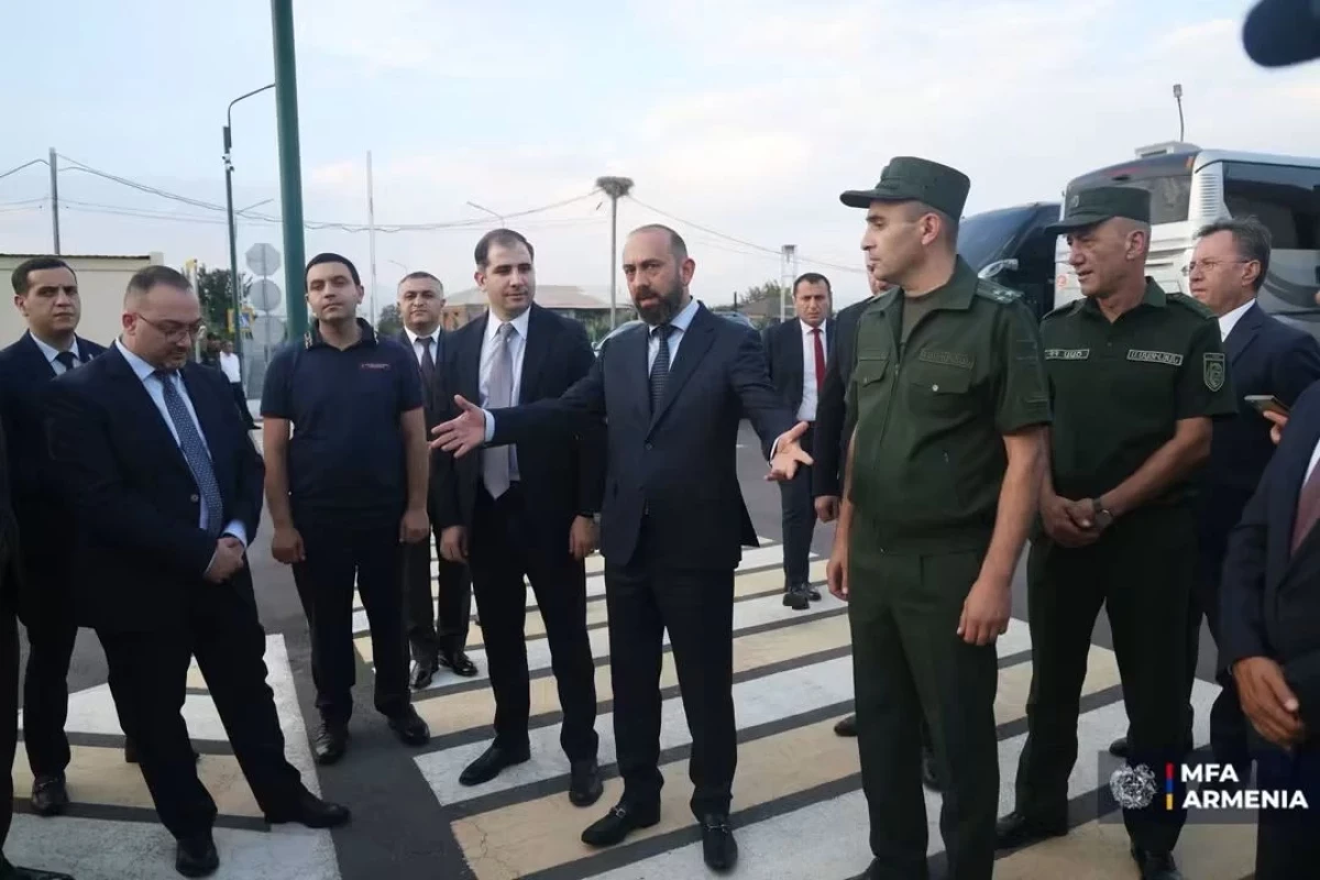 Ararat Mirzoyan erməni diplomatlarla birgə Ermənistan-Türkiyə sərhəd-keçid məntəqəsinə baş çəkib