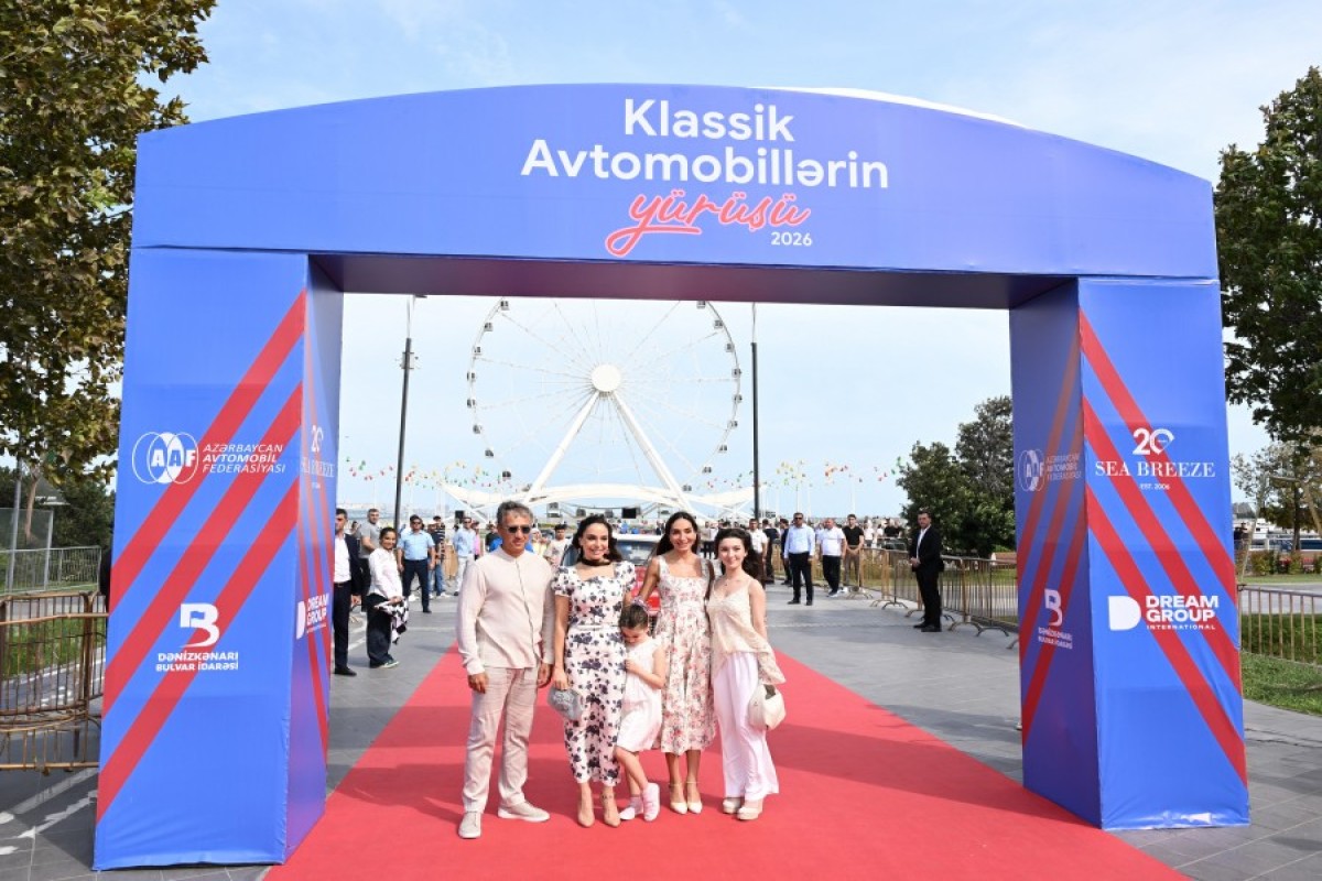 Heydər Əliyev Fondunun vitse-prezidenti Leyla Əliyeva və Arzu Əliyeva klassik avtomobillərin yürüşü və sərgisini izləyiblər