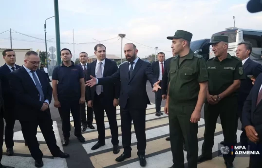 Ararat Mirzoyan erməni diplomatlarla birgə Ermənistan-Türkiyə sərhəd-keçid məntəqəsinə baş çəkib