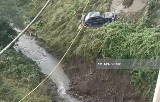 Gədəbəydə avtomobil körpüdən aşıb, xəsarət alanlar var - FOTO  - YENİLƏNİB 