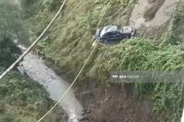 Gədəbəydə avtomobil körpüdən aşıb, xəsarət alanlar var - FOTO  - YENİLƏNİB 