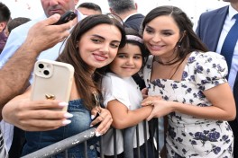 Heydər Əliyev Fondunun vitse-prezidenti Leyla Əliyeva və Arzu Əliyeva klassik avtomobillərin yürüşü və sərgisini izləyiblər