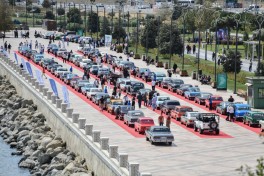 Heydər Əliyev Fondunun vitse-prezidenti Leyla Əliyeva və Arzu Əliyeva klassik avtomobillərin yürüşü və sərgisini izləyiblər